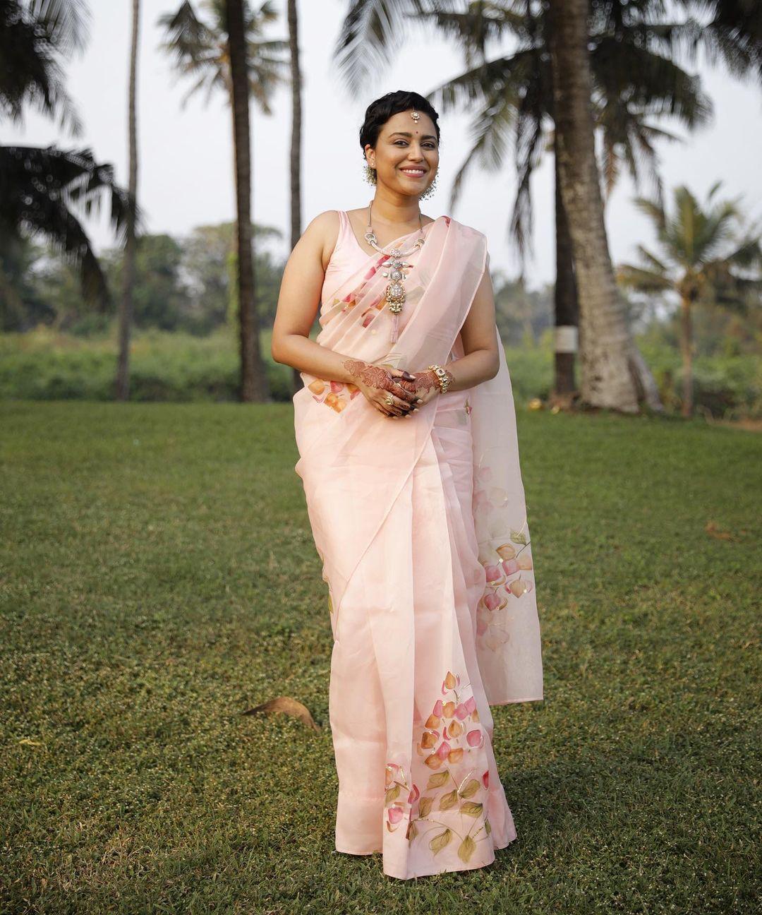On days when you want to wear a light outfit, Swara's sheer saree will be your best friend. The minimal design on her saree stands out to us. The actress tied her hair in a chic bun, while she wore light jewellery to finish her look