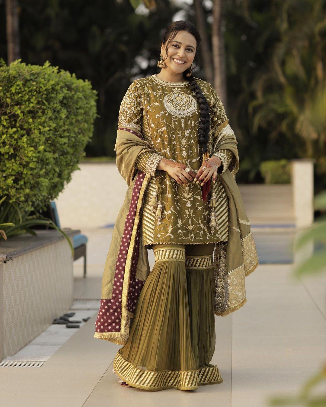 Suits are our bae for days when we don't want to wear anything heavy but yet want to slay our looks. Swara's this look is stealing our hearts. The actress wore a green sharara suit and tied her hair in a chic hairstyle. She ditched heavy jewellery and wore intricate earrings. Swara's natural beauty shines as she puts on nude makeup