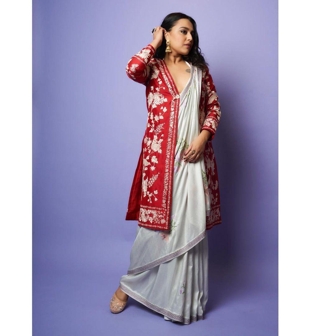 Swara's way of fusion has our hearts. In this look, the actress opted for a simple silver saree and paired it with a red blazer with stylish embroidery, establishing a perfect contrast. Swara completed her look by adding mojdis and intricate jhumkas. She left her hair open to keep things simple