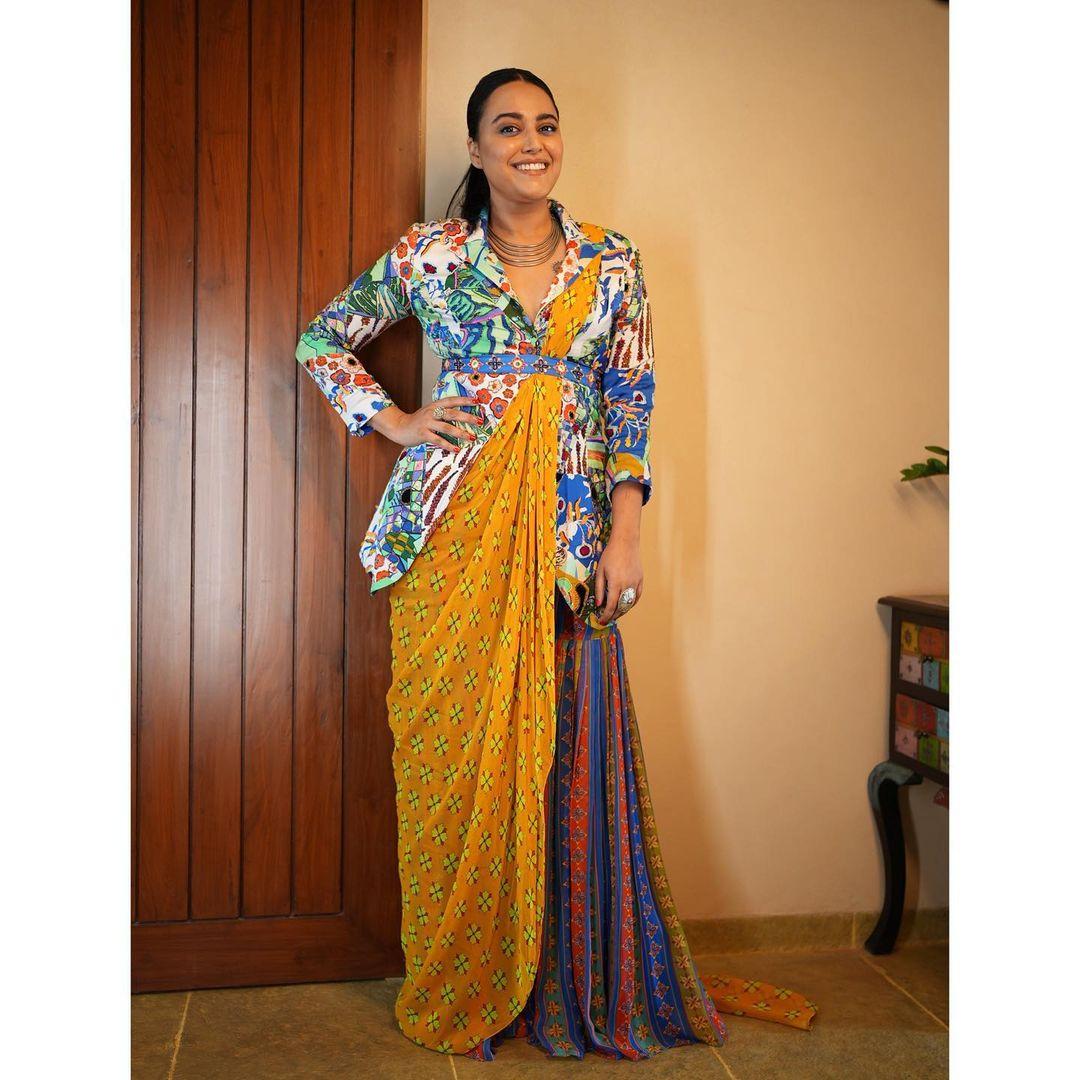 The saree is your best friend for a day when you are confused about what to wear. In this look, the actress wore a stunning multicoloured saree and paired it with a printed blazer. Something that caught our eyes was Swara adding a stylish belt to her look. She tied her hair in a ponytail, making it a stylish yet chic ensemble