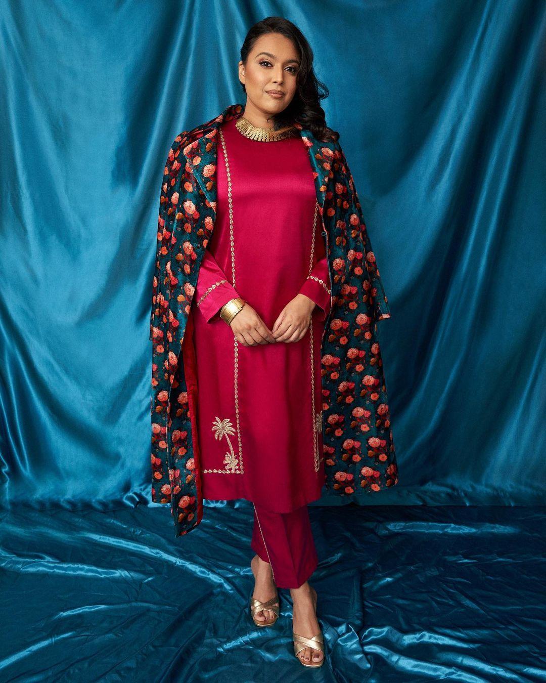 In this look, Swara Bhaskar opted for a plain pink kurta and paired it with matching pants and a potli. The actress paired her kurta with a contrasting overcoat, making it a stylish ensemble. If you are exhausted and looking for something nice yet simple to ace your look at an iftar party, then this is your perfect match