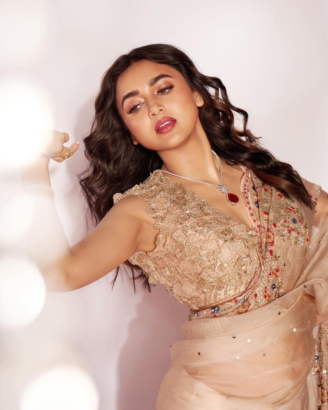 Tejasswi left her hair open in loose curls, and her glossy makeup took the spotlight. This look of Tejasswi is a perfect inspiration for those who are looking for a subtle, classy, yet heavy look