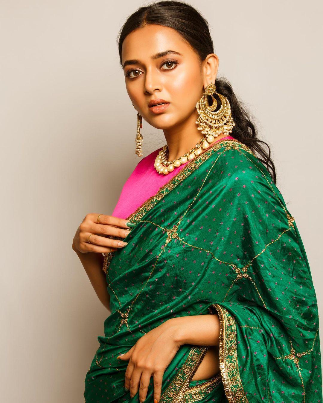 For this look, you don't need anything but a perfect contrast, a pair of heavy earrings, and subtle makeup, and you are good to go. This look of Tejasswi can be your best friend if you are searching for something minimal yet classy