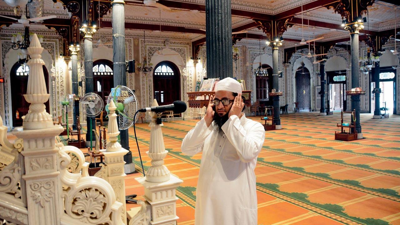 Tausif Iqbal Bangi gives azan at the Jama Masjid, Crawford Market. Pic/Sayyed Sameer Abedi