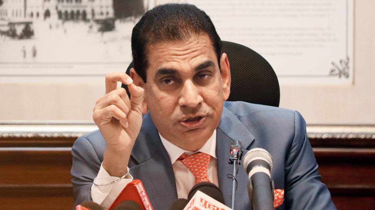 BMC commissioner I S Chahal at a press conference. Pic/ Anurag Ahire