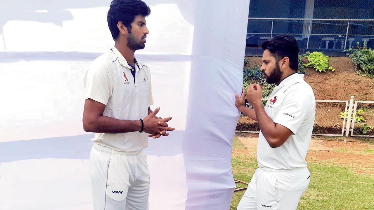 TN all-rounder Washington Sundar (left) has a chat with Mumbai pacer Shardul Thakur at the MCA-BKC ground yesterday. PIC/SUBODH MAYURE