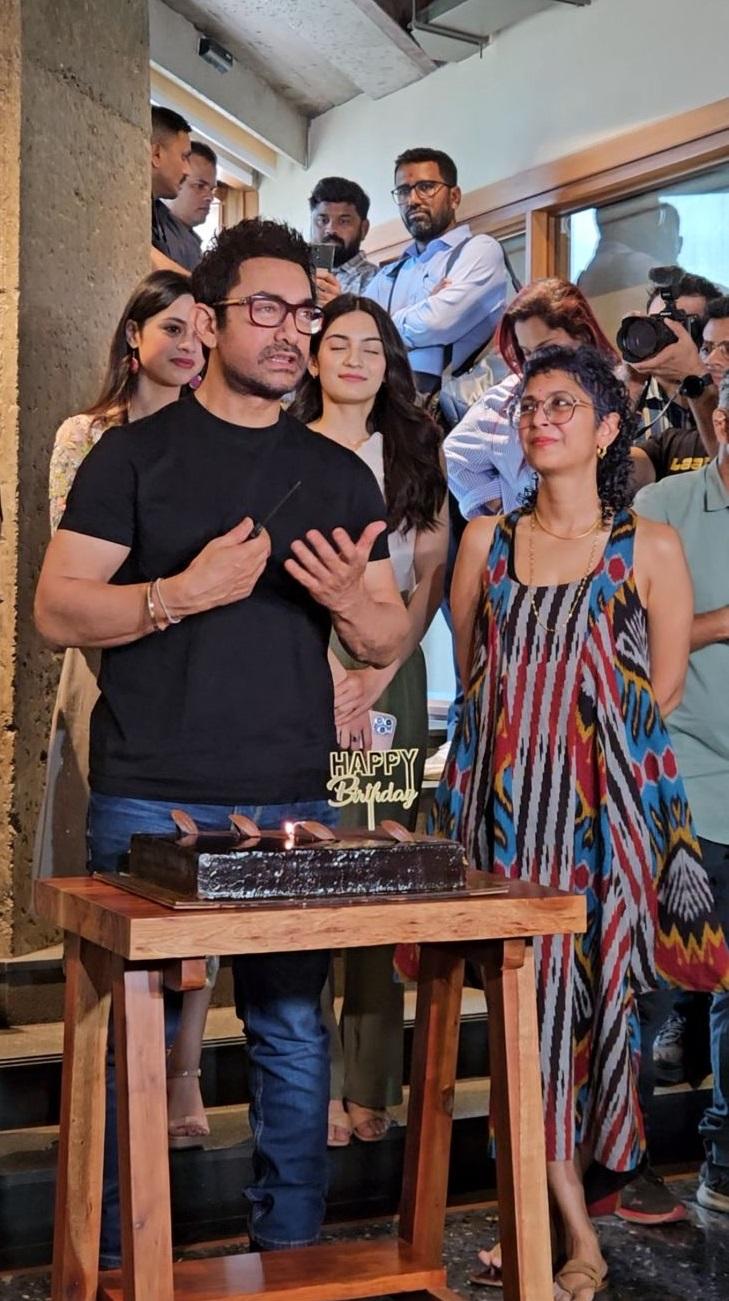 Aamir Khan looked stylish in a casual outfit, sporting a black T-shirt and jeans.