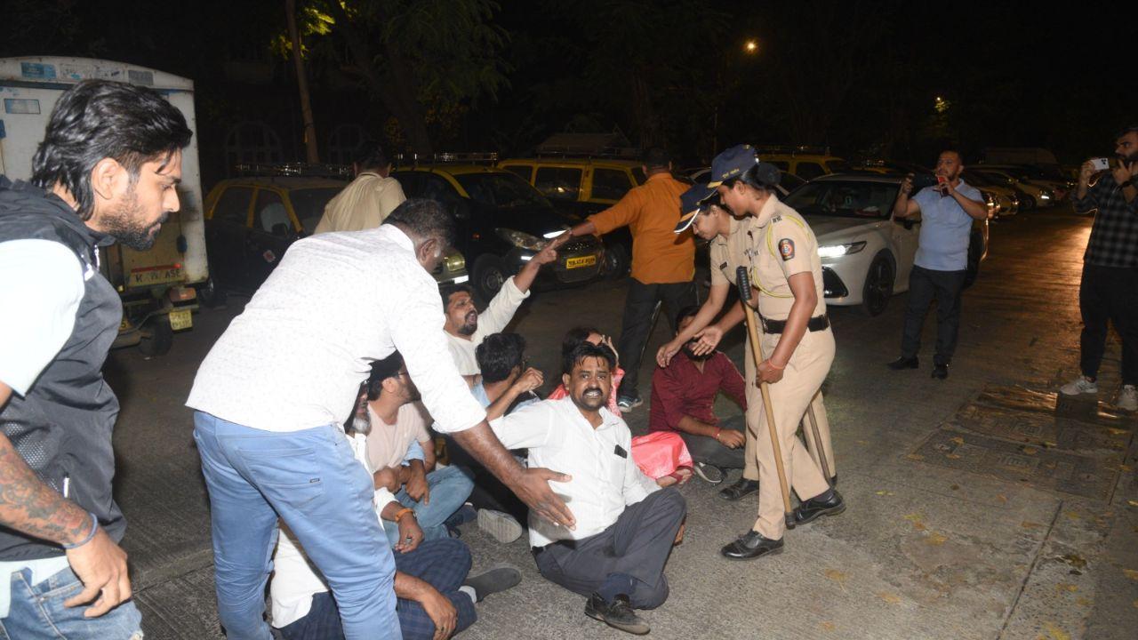 The Aam Aadmi Party (AAP) has accused the Mumbai police of using excessive force during a protest against the arrest of Delhi Chief Minister Arvind Kejriwal by the Enforcement Directorate (ED). Pics/ Satej Shinde