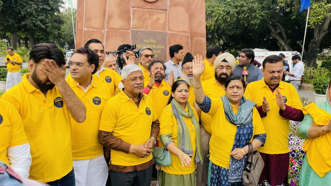AAP staged a protest within Delhi Assembly against arrest of their national convenor & CM Arvind Kejriwal; they wore t-shirts emblazoned with Main Bhi Kejriwal