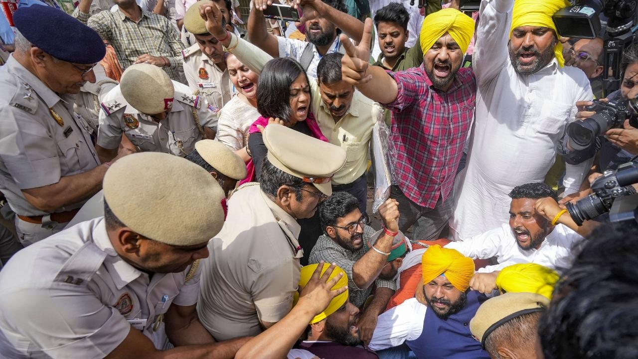 IN PHOTOS: AAP leaders detained by Delhi police amid 'PM residence gherao' march