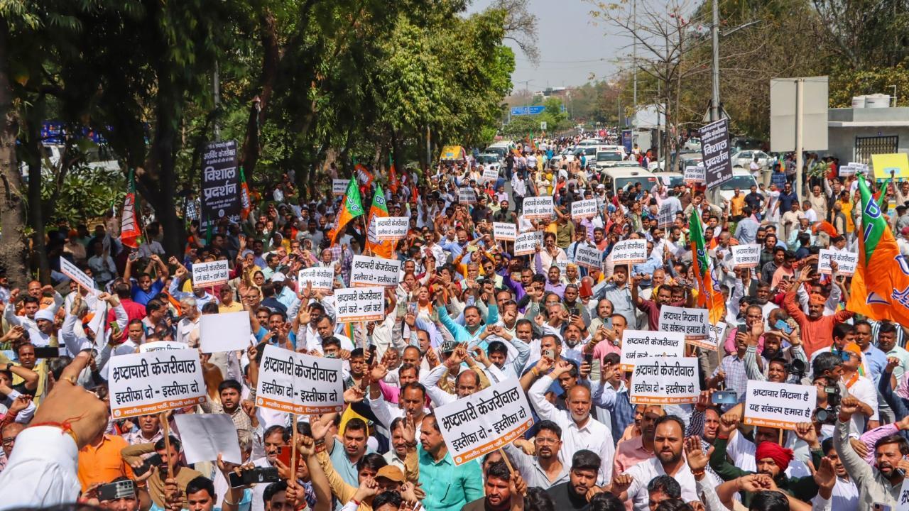 Delhi: Traffic movement affected due to BJP protest demanding Kejriwal's resignation