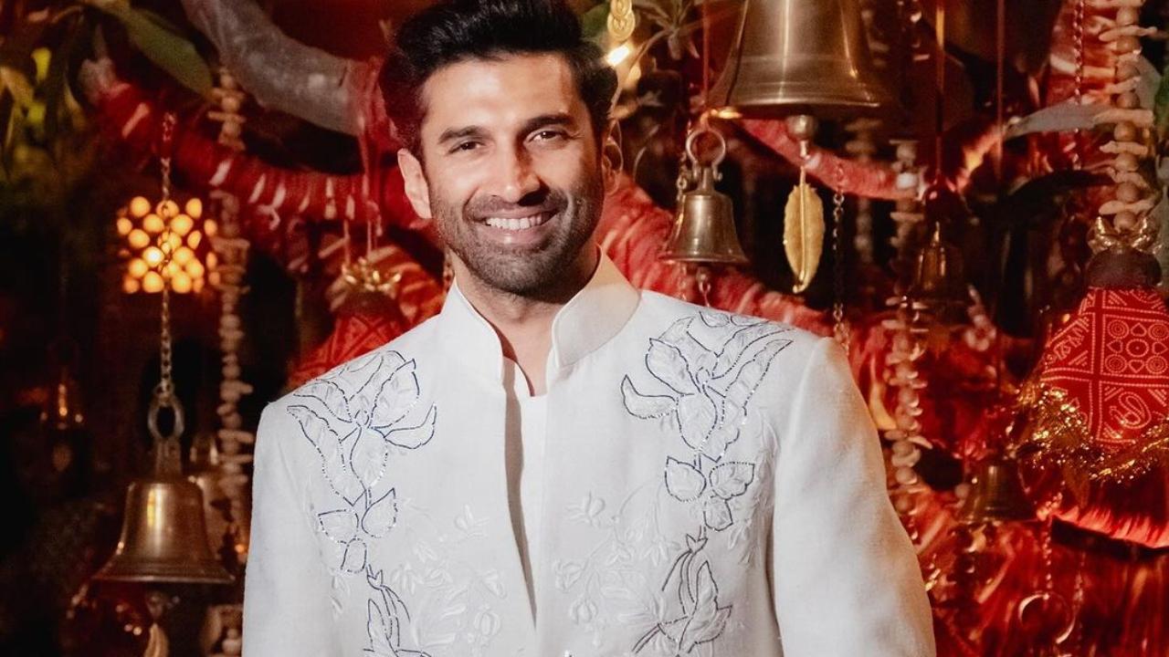 On the other hand, her boyfriend and actor Aditya Roy Kapoor kept it chic and simple in a white bandhgala with floral detailing. 
