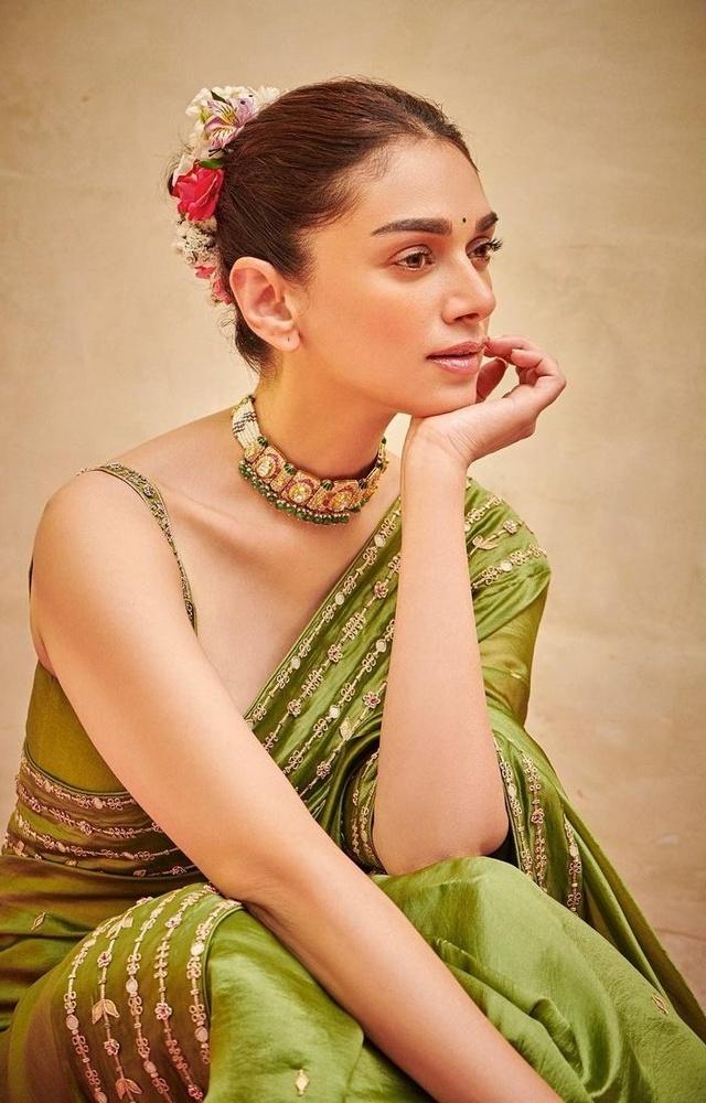 Can`t figure out which flower to use? Try different colours just like Aditi Rao Hydari. 