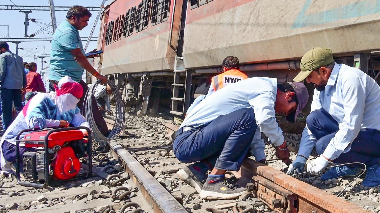 No loss of life was reported in the incident that occurred at around 1 am, they said, adding that the express train was on its way to Agra