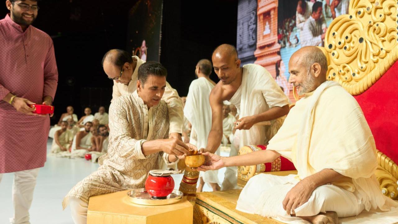 Akshay Kumar offers first meal to Shri Hansratna Surishwarji as he breaks fast after 180 days - see pics 