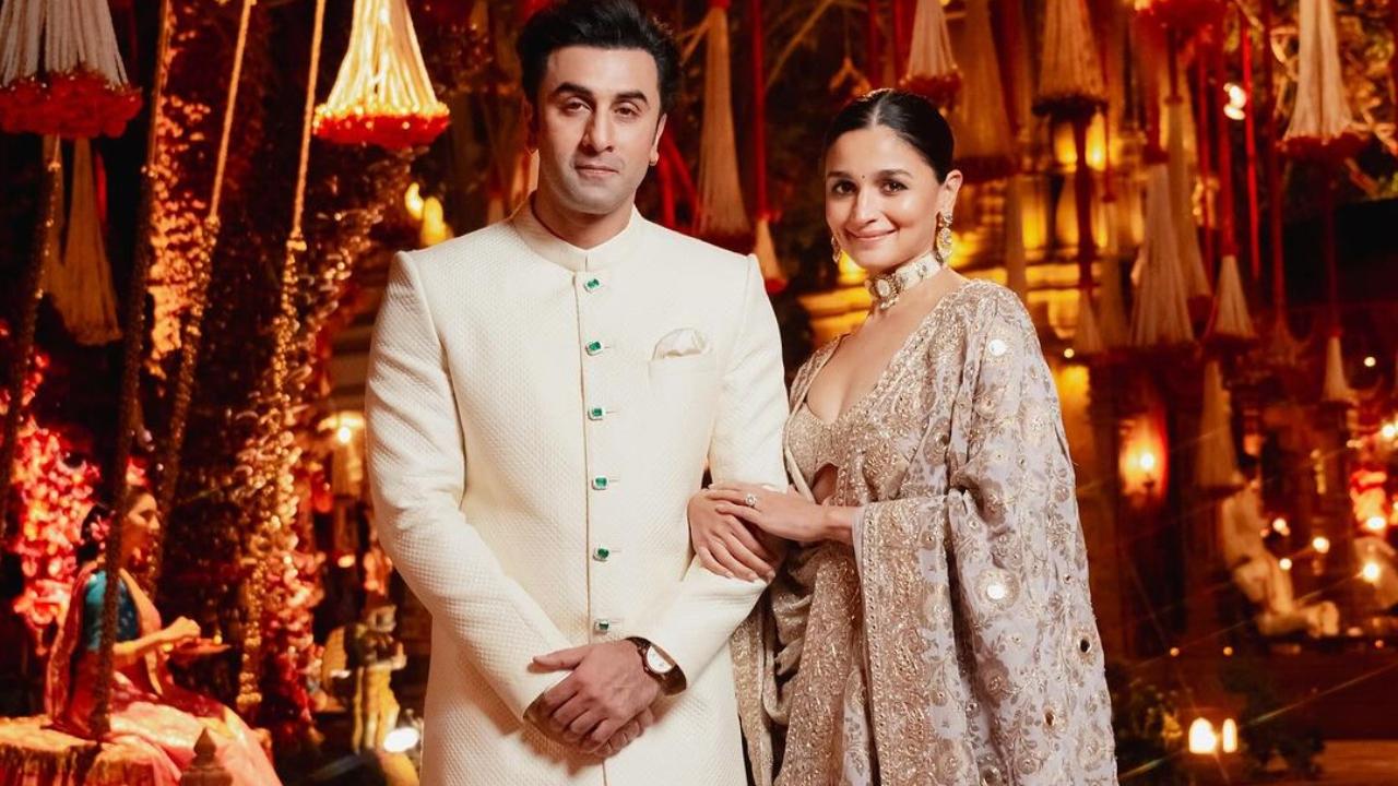Alia Bhatt chose a beige lehenga by Arpita Mehta. Ranbir Kapoor on the other hand wore an ivory bandhgala suit. 
