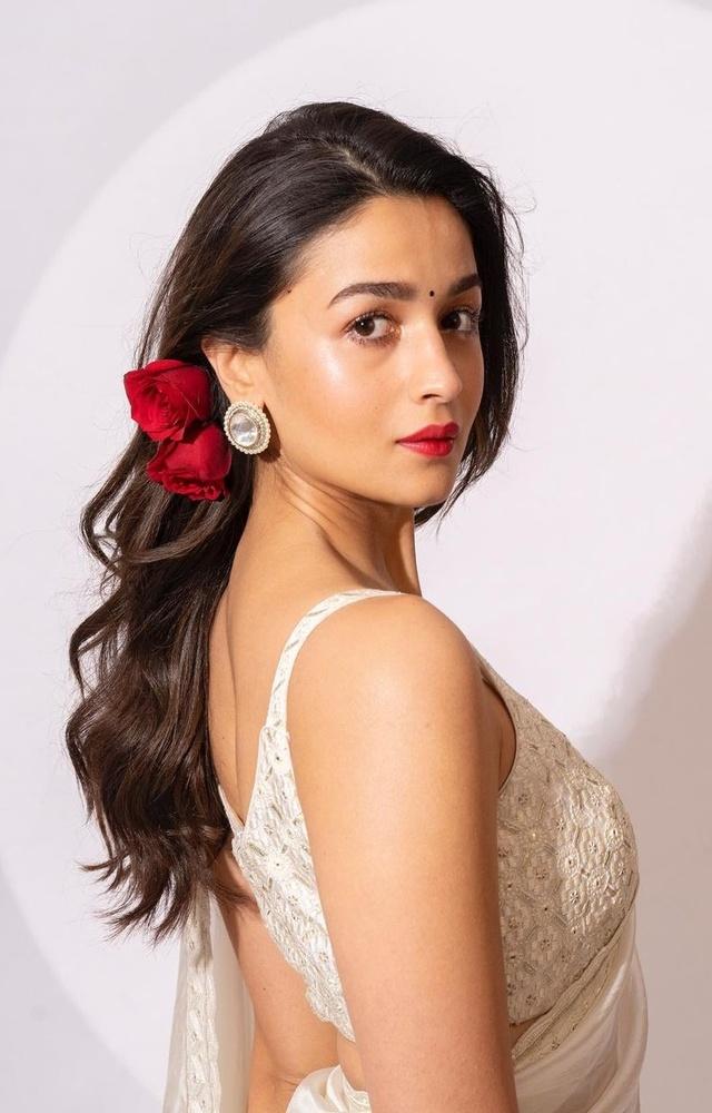 Alia Bhatt brought back the trend of using flowers in hairstyles during `Gangubai Kathiawadi` promotions. 