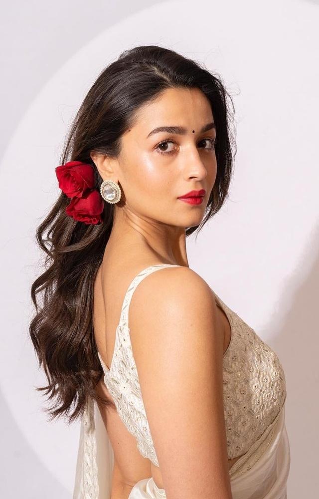 Alia Bhatt's French twist bun at the National Film Awards 2023 is pure  bridal inspiration