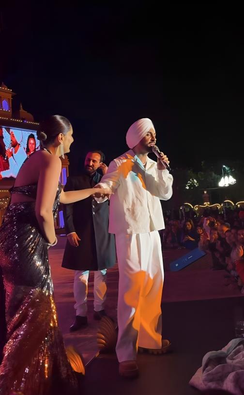 Diljit Dosanjh brought Kareena Kapoor Khan onto the stage and got her dancing to his tunes, even playfully comparing her to international popstars like Rihanna and Beyonce. 