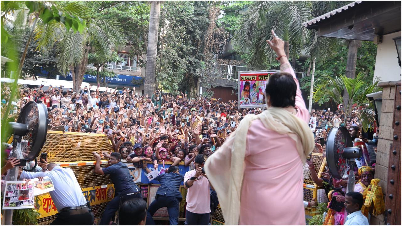 Amitabh Bachchan shares glimpse of 'Jalsa dvar' as he meets fans on Sunday