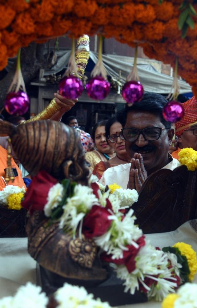 Political leaders including Vilas Potnis, Anil Desai, Arvind Sawant and Snehal Ambekar were seen participating in the Shivrai Sanchalan rally