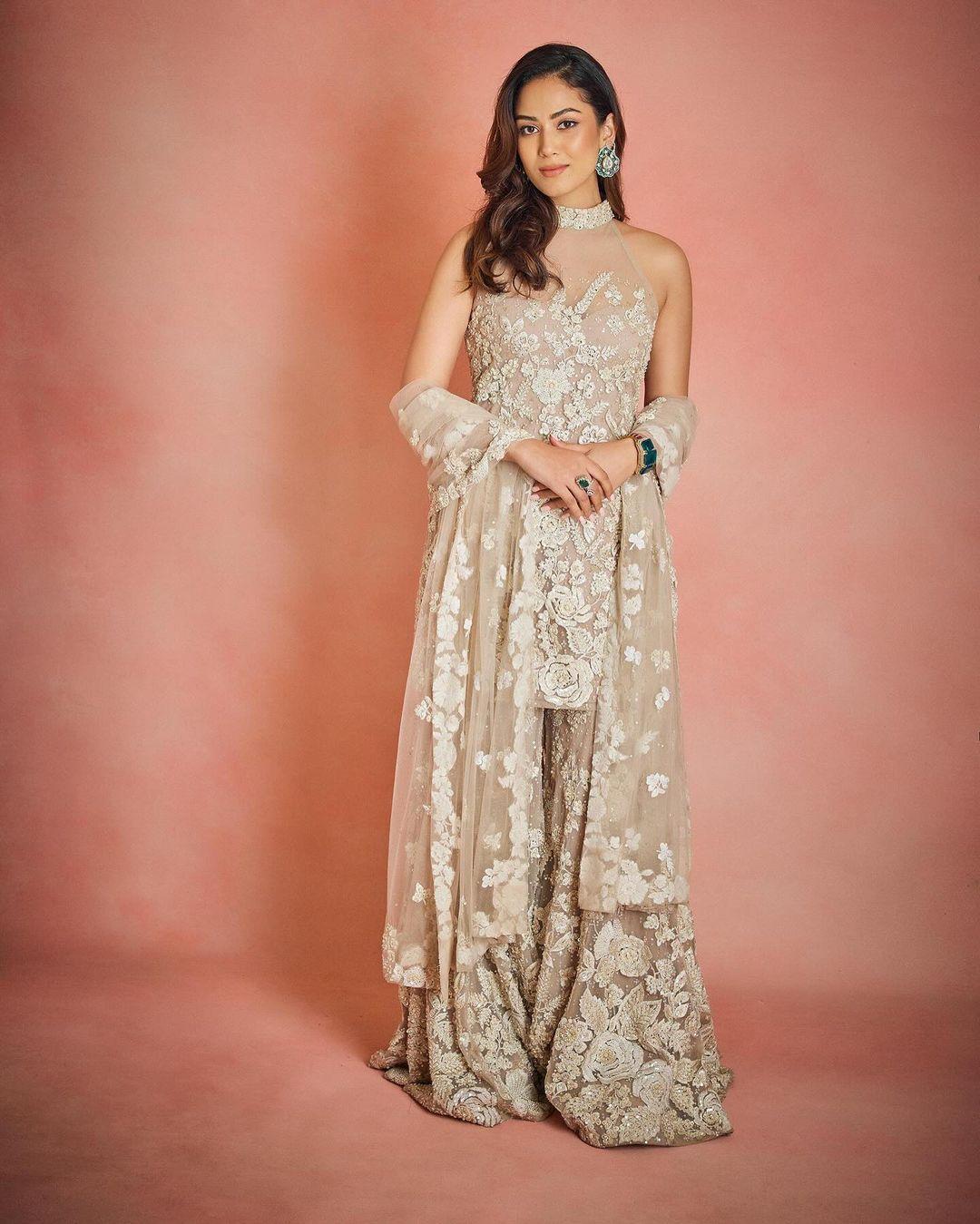 Mira Rajput owned the Maha Aarti, exuding regal elegance in her beige ensemble adorned with intricate white designs. The actress effortlessly showcased her impeccable sense of style, leaving her hair open to complement the graceful look. To add a touch of sophistication, Mira adorned herself with stylish contrasting green jewellery, completing her appearance with finesse