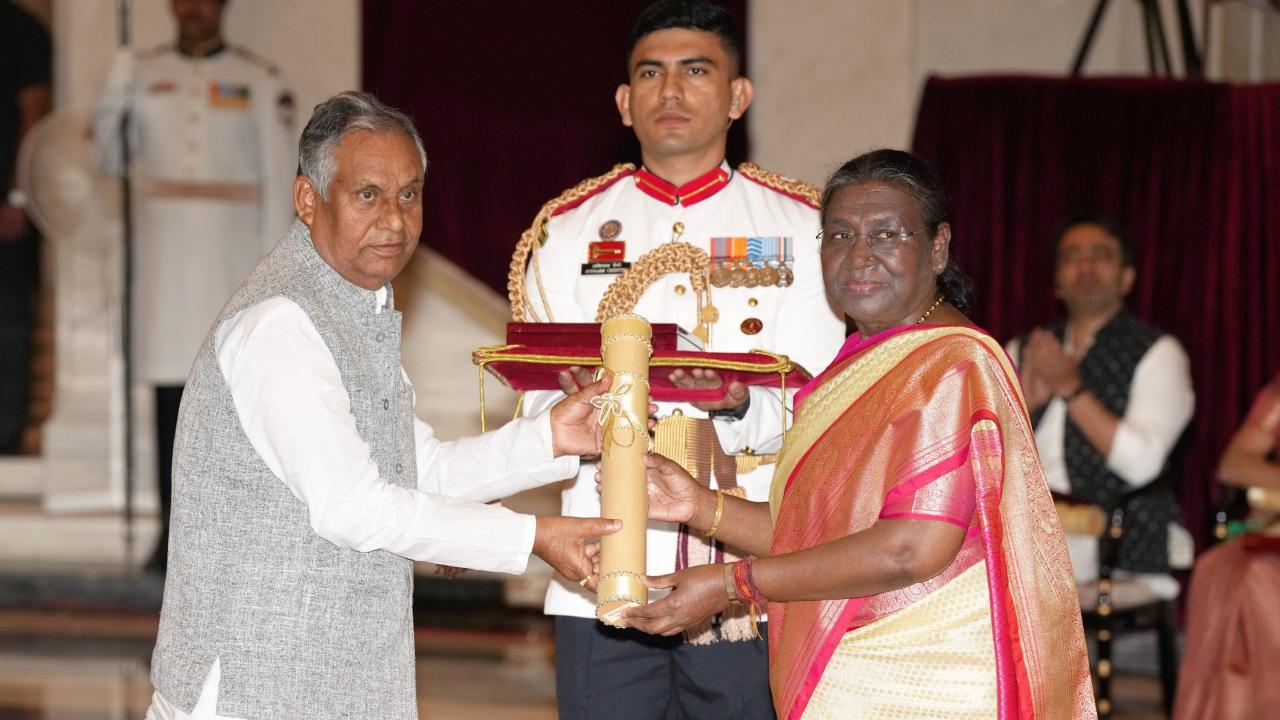 President Droupadi Murmu on Saturday conferred Bharat Ratna on four eminent personalities, including two former Prime Ministers, Chaudhary Charan Singh and PV Narasimha Rao. Former Bihar Chief Minister Karpoori Thakur and agronomist MS Swaminathan were also conferred with the country's highest civilian award