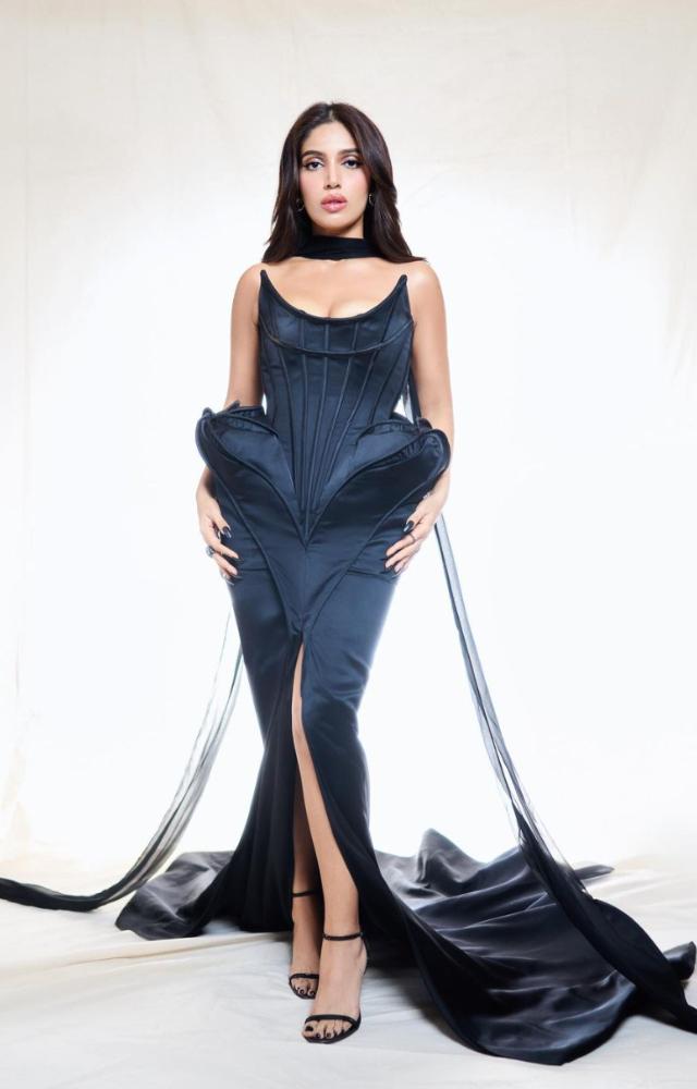The edgy strapless trend was first spotted on Bhumi Pednekar. She absolutely slayed in this old Hollywood style ensemble. 