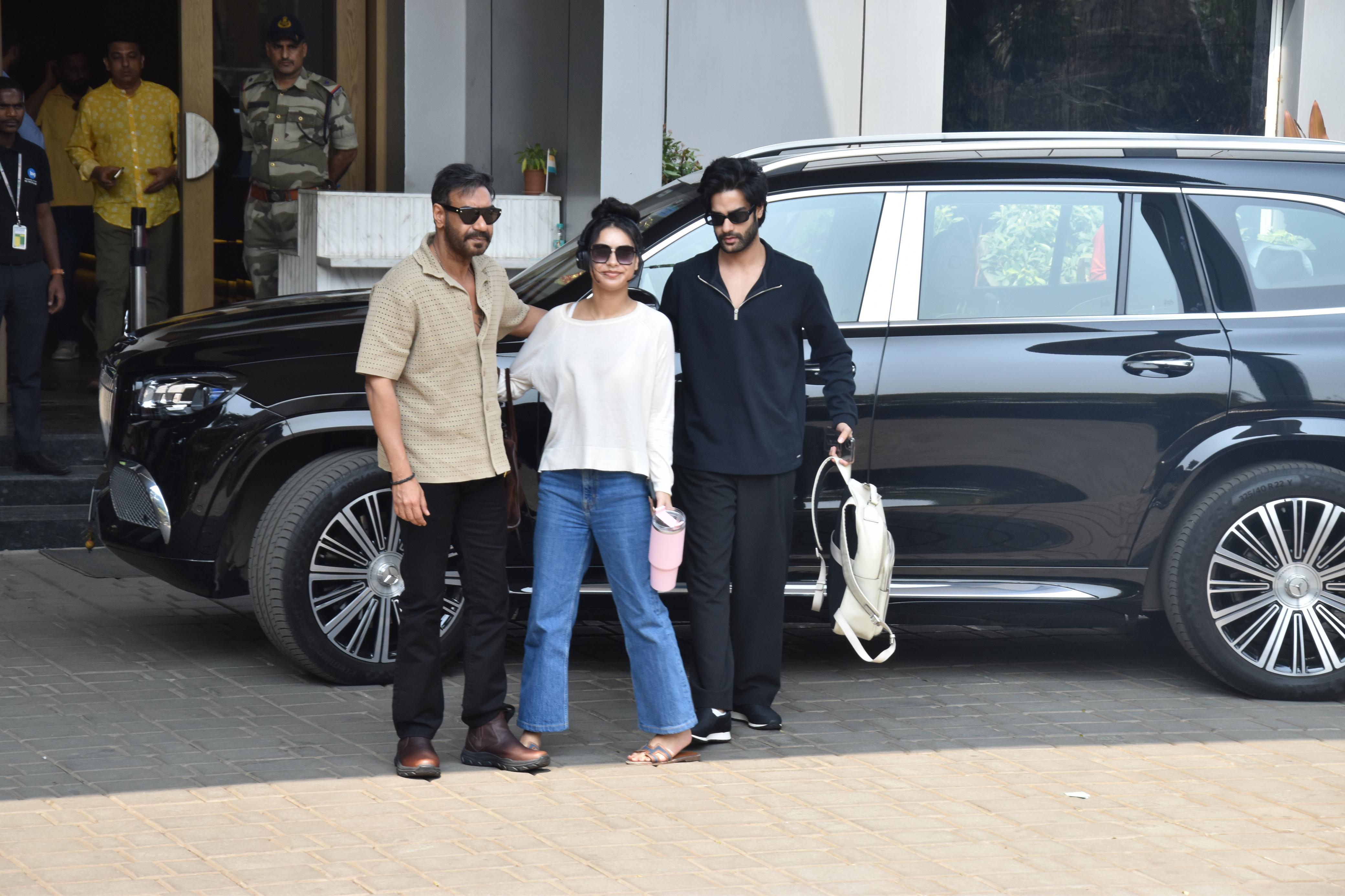 Ajay Devgn posed with his daughter Nysa and Amaan Devgan at the Kalina airport
