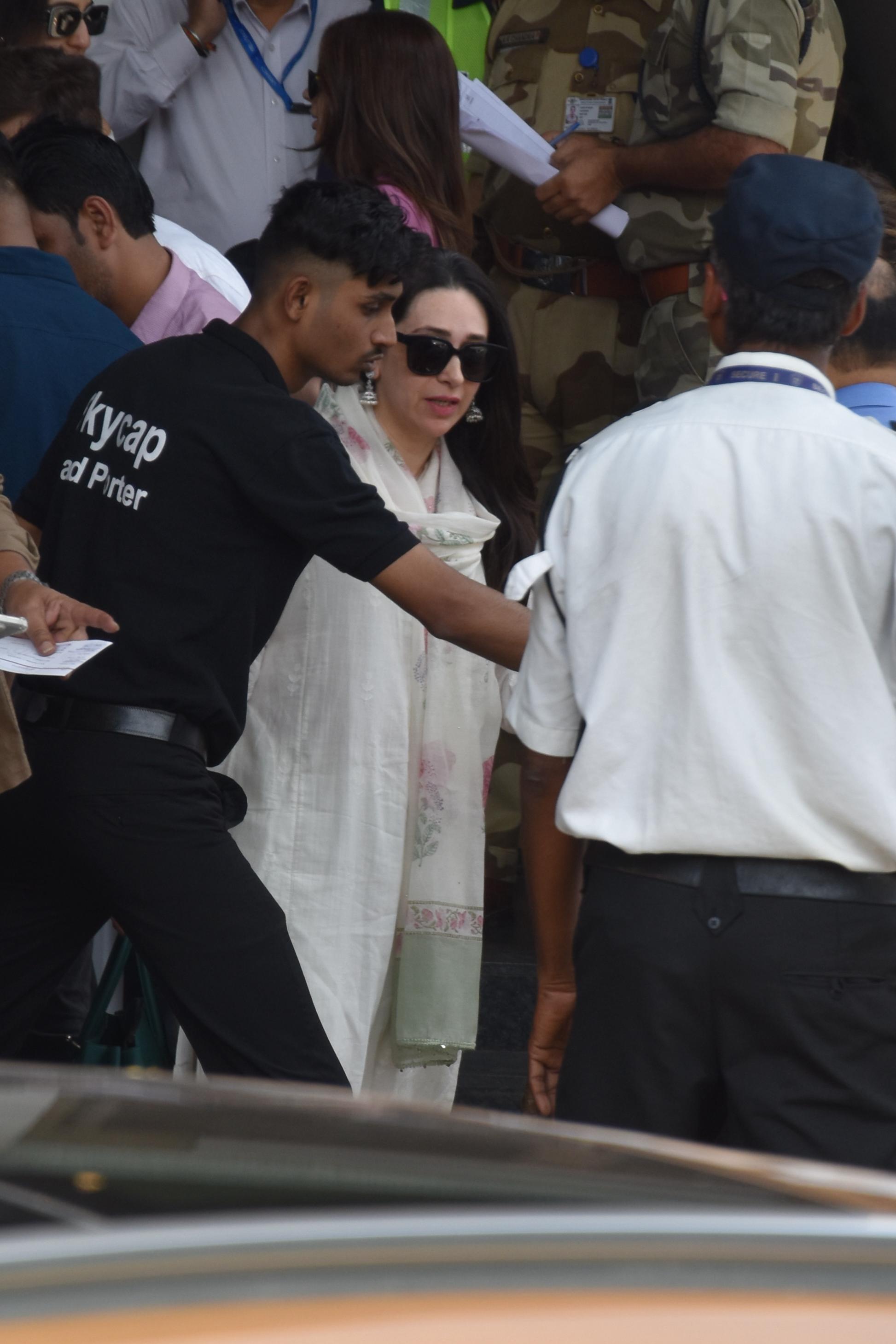 Karisma Kapoor was seen in a pristine white salwar kameez at the Kalina private airport