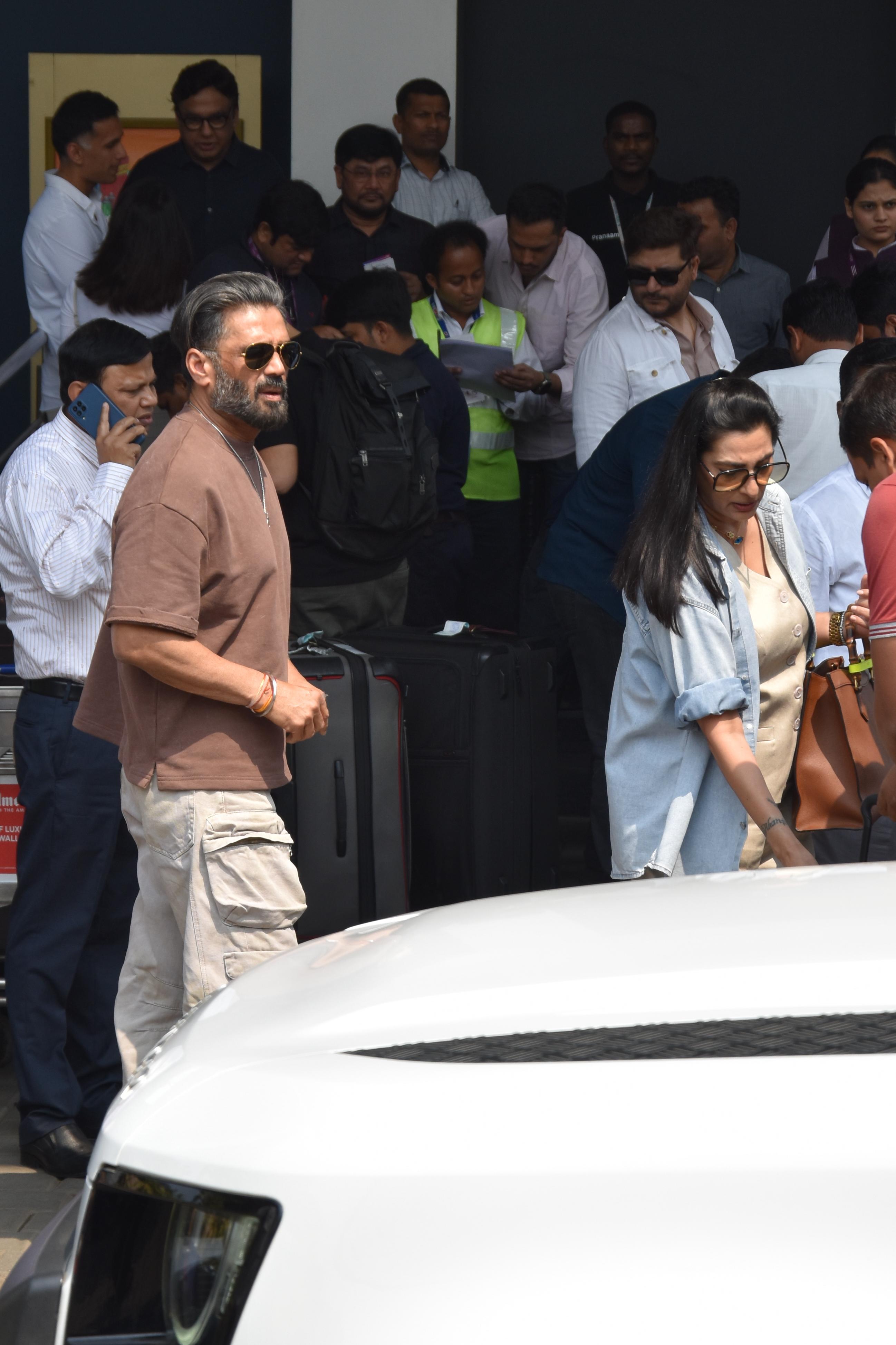 Suneil Shetty looked handsome at the Kalina airport. The cameras clicked the actor with his wife and son