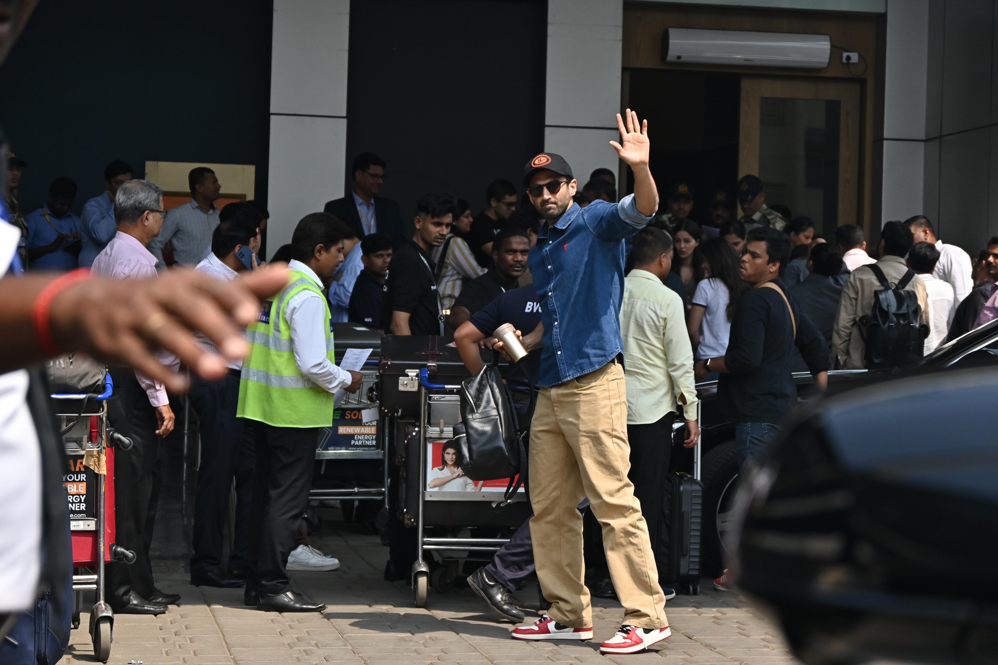 Aditya Roy Kapur and Ananya Panday were also spotted at the Kalina airport