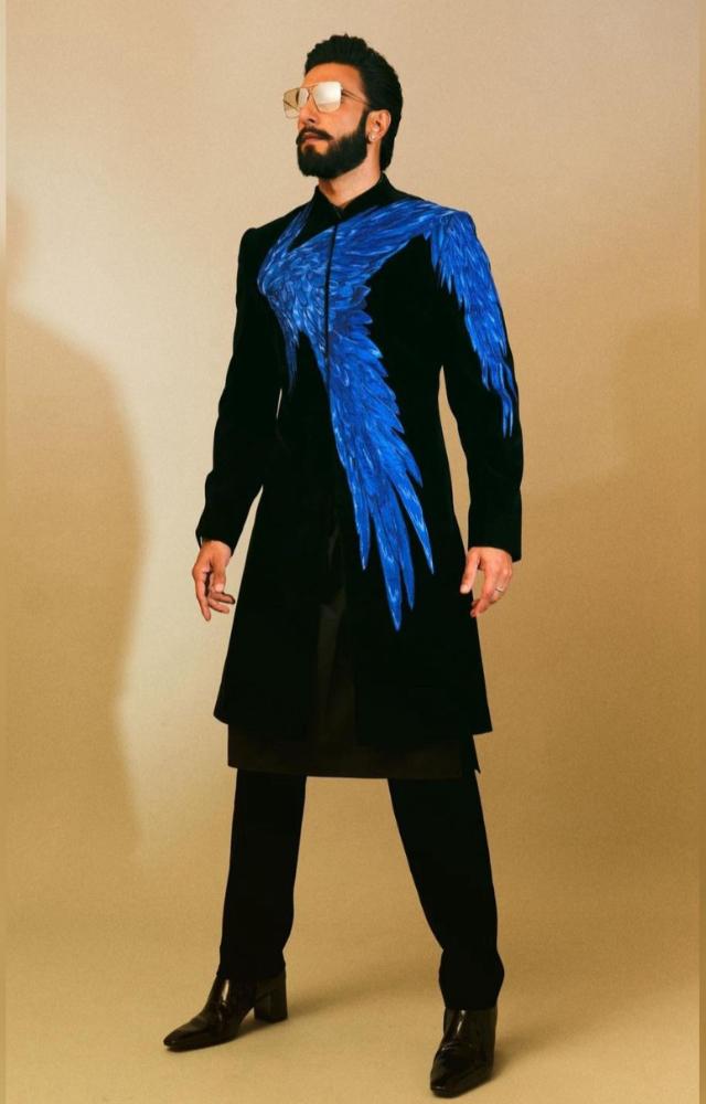 The soon-to-be dad, Ranveer Singh, adorned a black kurta with a stunning blue print, perfectly balancing sophistication with his signature flair