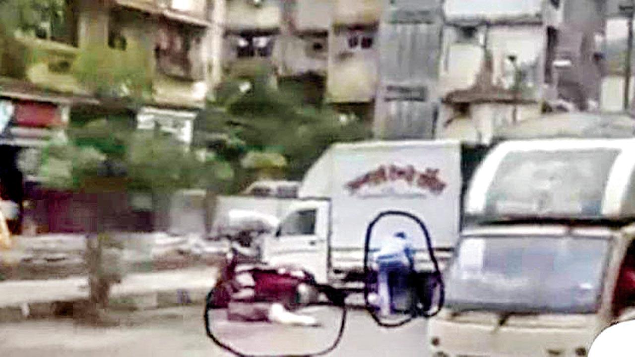 Crime Branch officer Chavan tied his shoelace by resting his foot on a tempo’s tyre next to the body