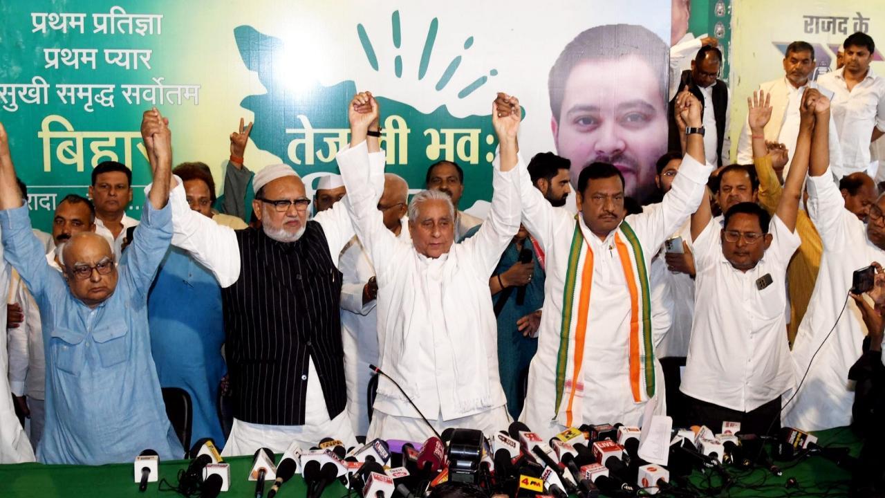 Bihar RJD President Jagdanand Singh and State Congress President Akhilesh Singh join hands with CPI-ML, CPM and other leaders. Pic/PTI
