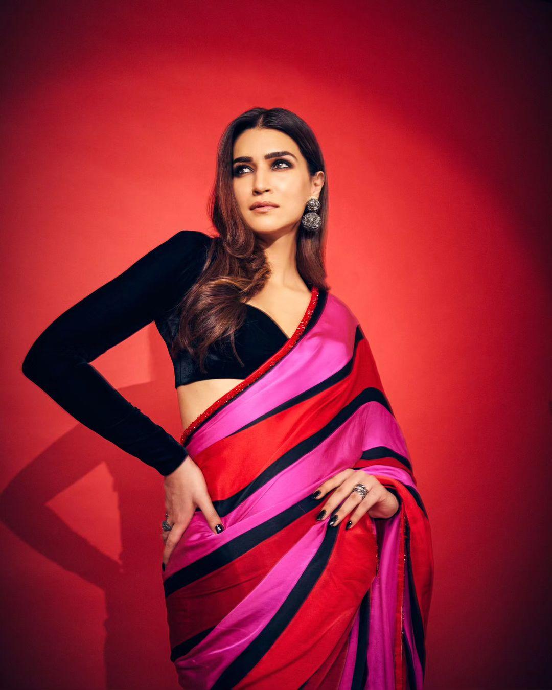 In this look, Kriti opted for a multicoloured saree and paired it with a monochrome blouse. Her multicolour saree and plain makeup struck a balance and matched the vibe of the day perfectly