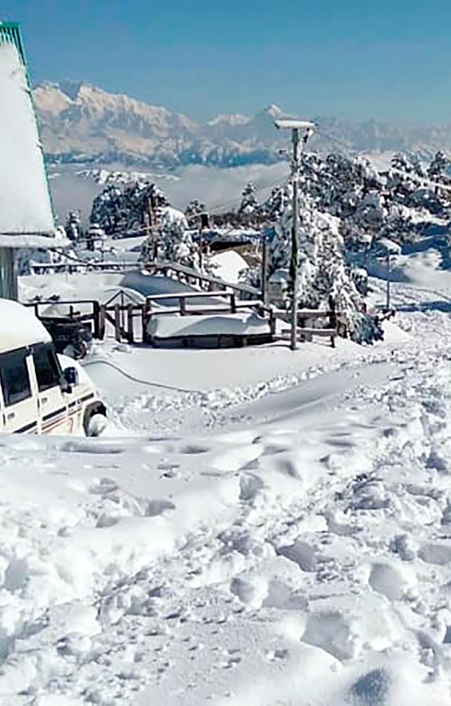 Heavy snowfall was witnessed in West Bengal`s highest point Sandakphu in Darjeeling district
