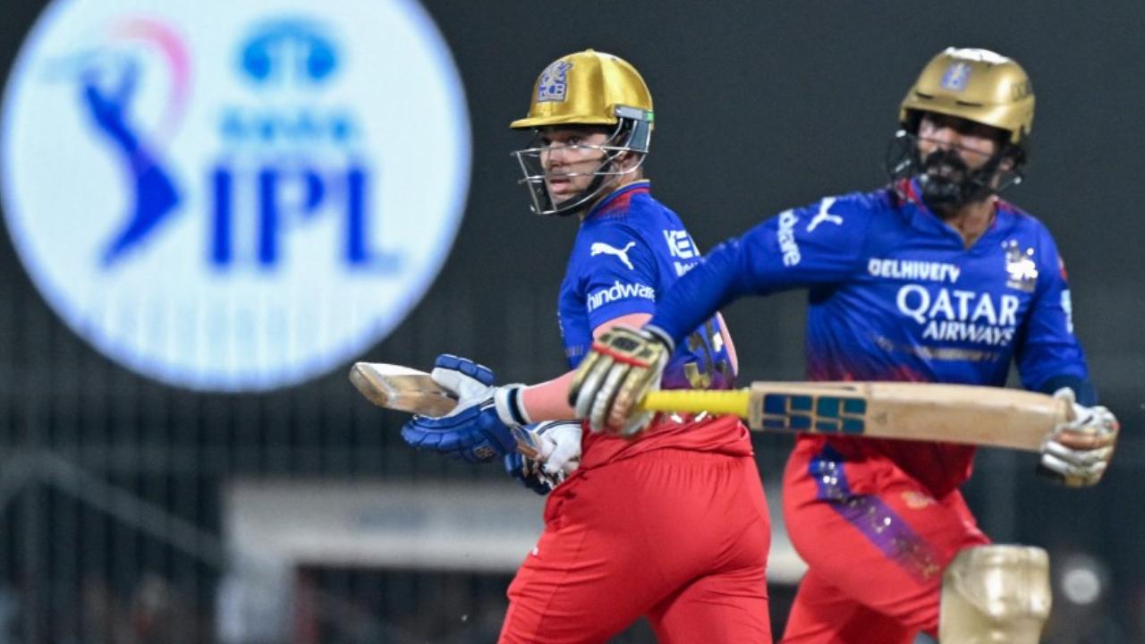 Despite the fall of wickets at regular interval, Dinesh Karthik and Anuj Rawat led the RCB's batting from front. Karthik smashed an unbeaten 38 runs in just 26 balls including 3 fours and 2 sixes. Rawat on the other hand, played an aggressive knock of 48 runs in just 25 deliveries. His knock was laced by 4 fours and 3 sixes