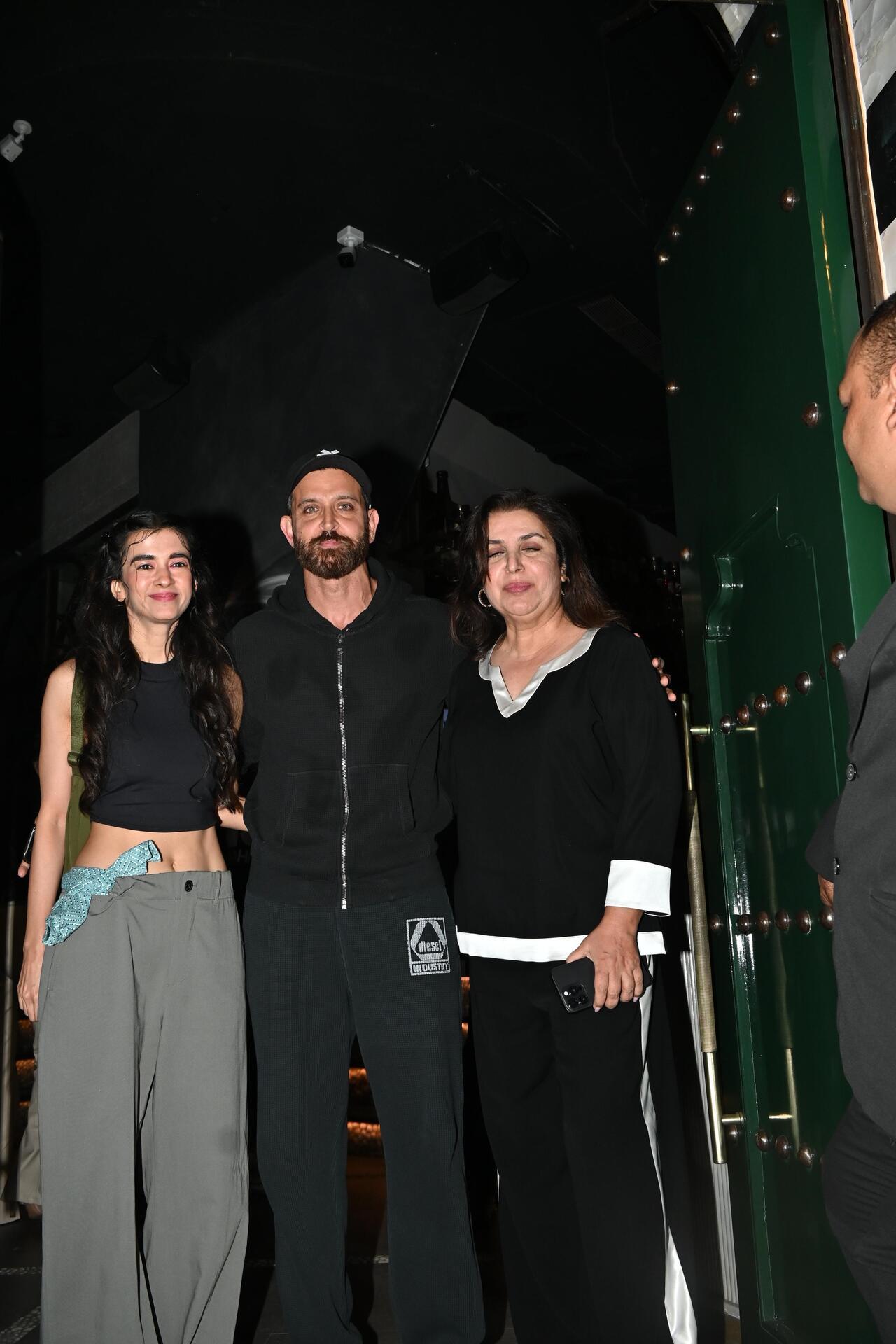 Present for the bash were the much-in-love couple Saba Azad and Hrithik Roshan. They posed alongside Farah Khan.
