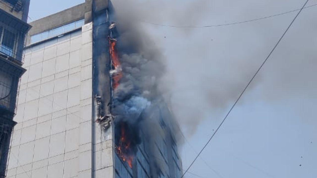 A massive fire broke out in Malad suburb of Mumbai on Thursday; the fire erupted in a commercial building. Pics/ Nimesh Dav