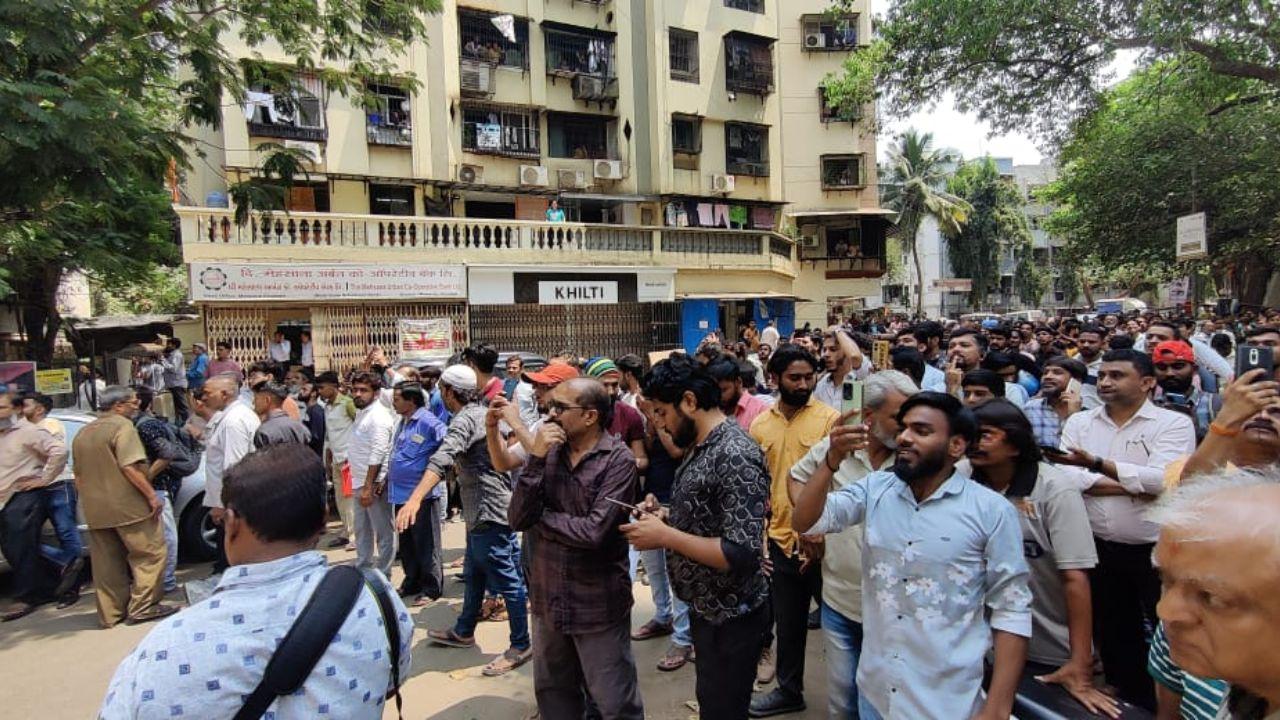 The officials of BMC's Mumbai Fire Brigade, and eight fire tenders were present at the spot to douse the fire. 