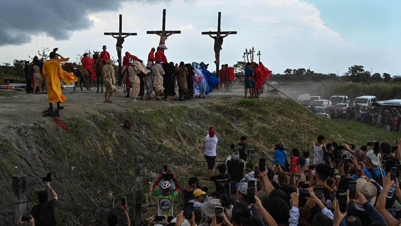 People watch the re-enactment of the crucifixion of Jesus Christ on Good Friday in San Fernando, Pampanga province on March 29, 2024 (Photo by JAM STA ROSA/ AFP)