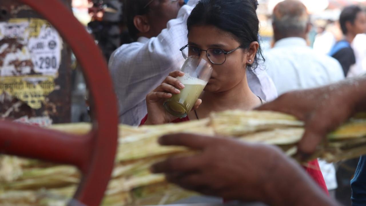 From roadside shops to swanky cafes, Mumbaiites are resorting to their favorite thirst-quenchers to stay cool and hydrated in the heat. Pics/Anurag Ahire