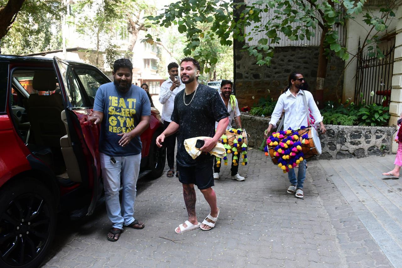 Kunal Kemmu greets paparazzi as he steps out after Holi celebration. The actor who recently turned director with Madgaon Express sure has multiple reasons to celebrate
