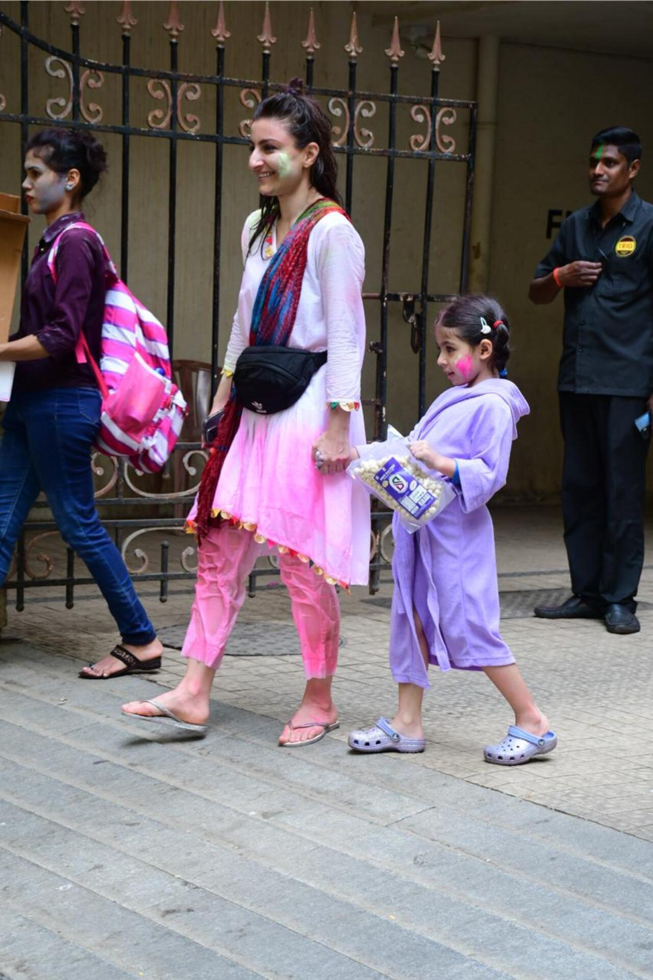 Soha Ali Khan drenched in coloured water as she walks with her daughter Inaaya