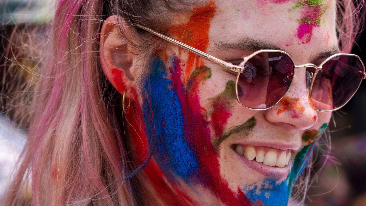 In Mumbai, revellers flocked to Juhu beach to celebrate Holi, smearing each other's faces with colours amidst the backdrop of sea waves.