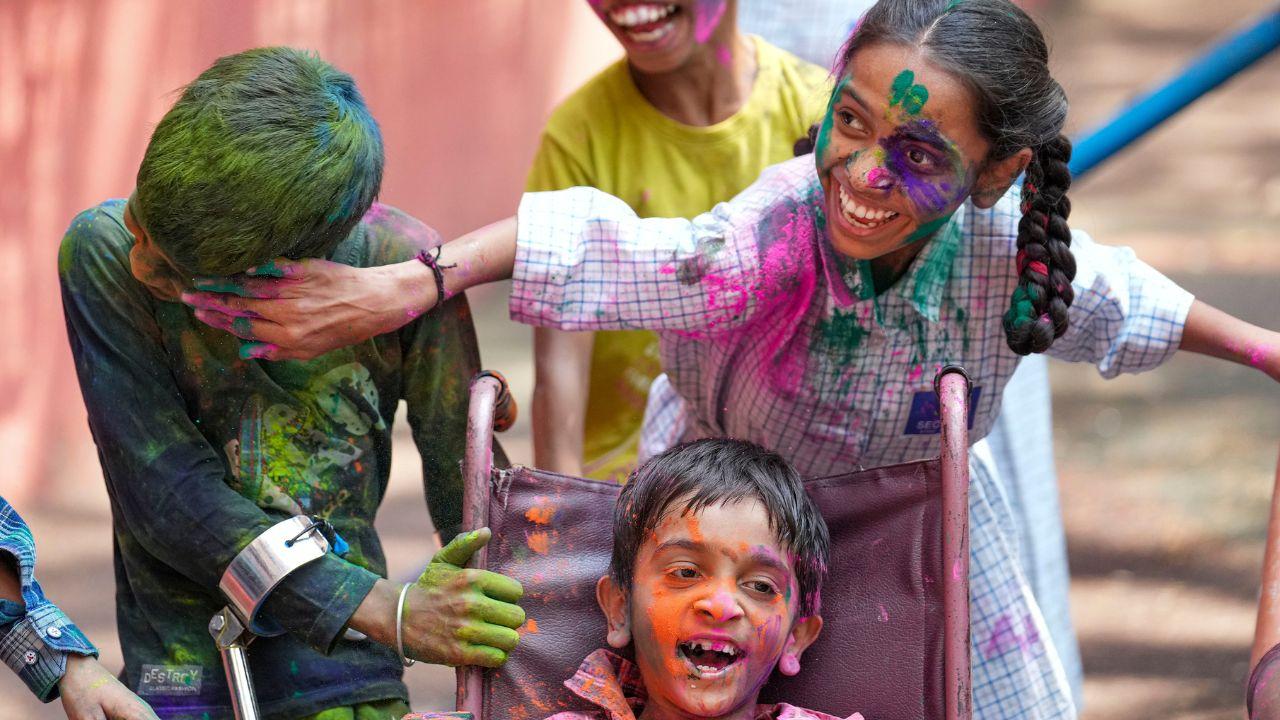 People took to the streets, joyously painting them in vibrant colours, accompanied by the indulgence in special delicacies like gujiya, adding to the festive ambience.