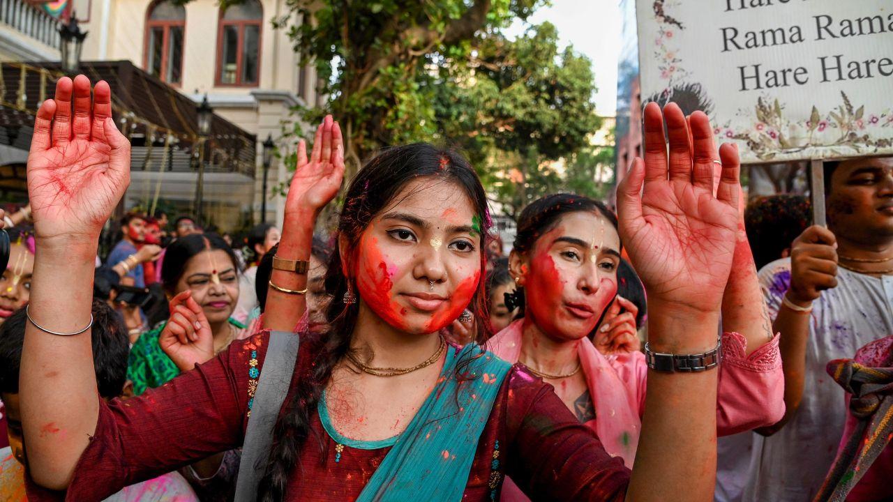 Devotees congregated at temples and ghats, especially in Vrindavan, Mathura, and Varanasi, to partake in the Holi celebrations and immersing themselves in the festive spirit.