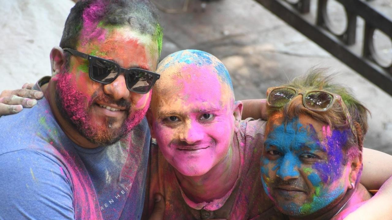 Children delighted in smearing vibrant colors on each other's faces, while elders regaled them with tales of the festival's significance and the cherished memories of years gone by
