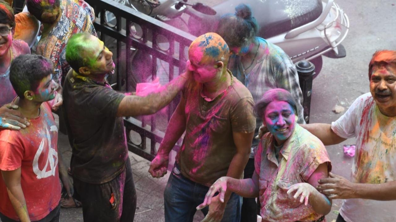 Community gatherings and cultural events were organised across Mumbai, providing platforms for residents to come together and revel in the joyous ambiance of Holi